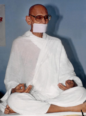 Ācārya Mahāprajña meditating