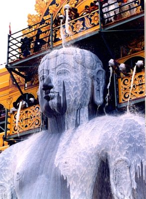 Milk poured over the Bāhubali statue