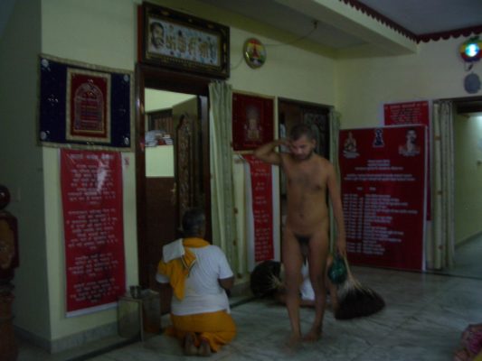 Digambara monk seeks alms