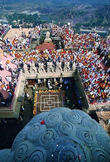 Pilgrims attending the ‘great head-anointing ceremony’ – mahāmastakābhiṣeka – of the Bāhubali statue at Shravana Belgola in 2006 are seen clearly from the platform above the image. The 1008 pots of different consecrated substances can also be viewed.