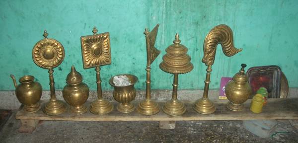 The eight auspicious symbols – aṣṭa-mangala – are often seen as freestanding metal objects in temples of the Digambara sect. Here, the symbols are lined up in the temple at Panjapattu in Tamil Nadu.