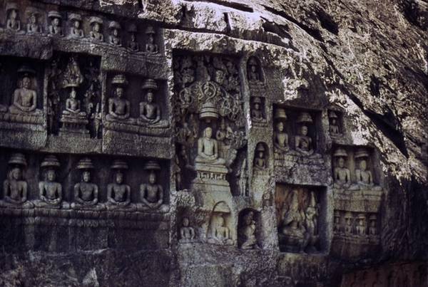 A wall of Jina figures dating from the 8th to 9th centuries. Cut into the rock face at the cave temple at Kalugumalai in Tamil Nadu, these images nearly all depict the 24 Jinas.