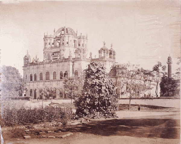 An early 19th-century photo of La Martinière College in Lucknow, in present-day Uttar Pradesh. After Major-General Claude Martin died in 1800, his will set up his country house, Constantia, as a high school, along with two other schools.