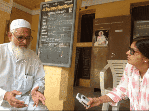 Researcher Shivani Bothra interviews a Muslim Aṇuvratī man in Rajasthan in 2012. An Aṇuvratī of over 25 years, he sees no contradiction between his religion and the principles of the Aṇuvrat Movement, just as Ācārya Tulsi intended when he founded it.