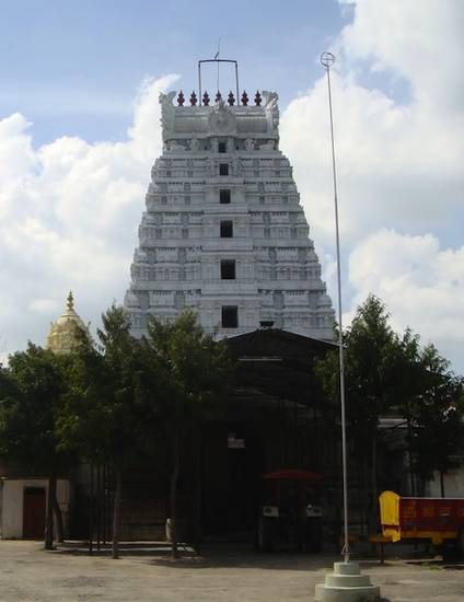 The striking maṭha – often 'mutt' in English – in Melsittamur is the main religious centre for Jains in Tamil Nadu. Led by Bhaṭṭāraka Laxmisena Swami, the mutt is at the heart of the Digambara temples in the village.