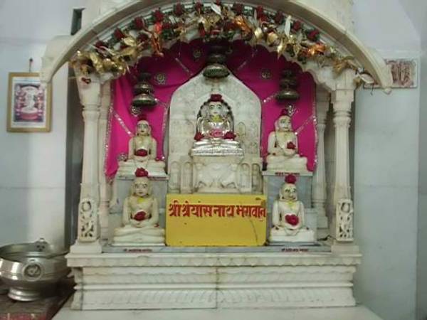 The central statue is Lord Śreyāṃsa, to whom this Śvetāmbara temple is dedicated. The temple is in Sarnath, Uttar Pradesh. This is where four out of five auspicious events in the life of the 11th Jina took place and is closely associated with him.