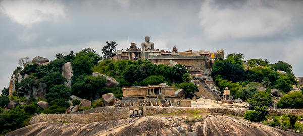 The huge figure of the Jain saint Bāhubali towers above the roofs of the temples at the summit of Vindhya-giri. There are eight temples and several sacred objects on the top of this hill, which is the most popular area of this important pilgrimage site.