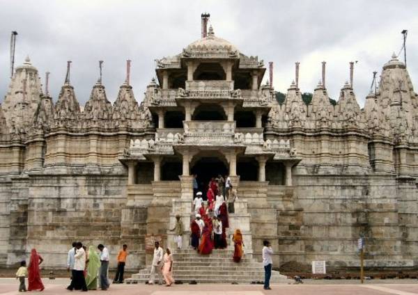 Worshippers leave the Ādinātha temple at Rāṇakpur, Rajasthan. They have left their shoes at the bottom of the steps because the temple area is sacred. All Jain temples sit on platforms or terraces – jagatī or vedī – creating sacred ground above the earth.
