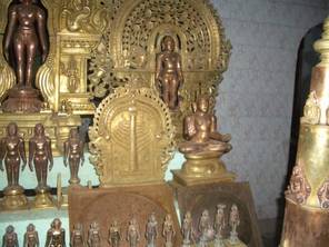 Found in Digambara temples, a śruta-skandha-yantra represents the scriptures and scriptural knowledge – śruta-jñāna. In the form of a tree, it has 24 branches showing types of sacred texts. This example in Tamil Nadu is surrounded by Jina images.