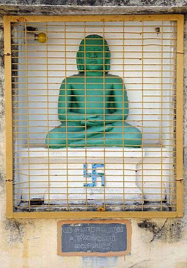 Image of the seventh Jina Supārśva in the Shantinatha temple of Somasipadi, Tamil Nadu. This Digambara figure has no ornamentation and is green, the colour the sect gives to him. His emblem of the svastika is clear.