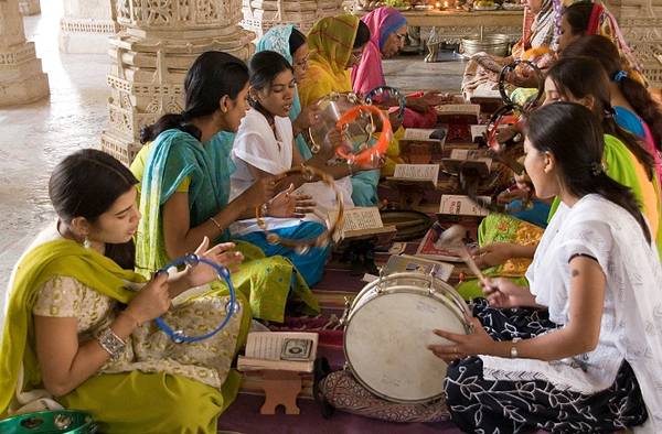 Women chanting hymns in the temple. Singing hymns of praise to the Jinas is one of the main elements of worship and is a crucial part of most religious ceremonies.