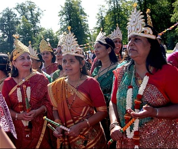 Lay women take part in the procession that accompanies the installation of an idol in a temple – pratiṣṭhāmahot-sava. This is a major religious occasion among the sects that worship images. An idol of Neminath, the 22nd Jina, was at the centre of this day