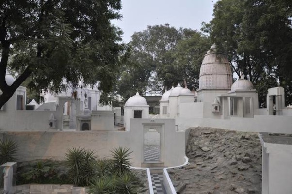 Shrines in the Dādā Baṛā temple compound